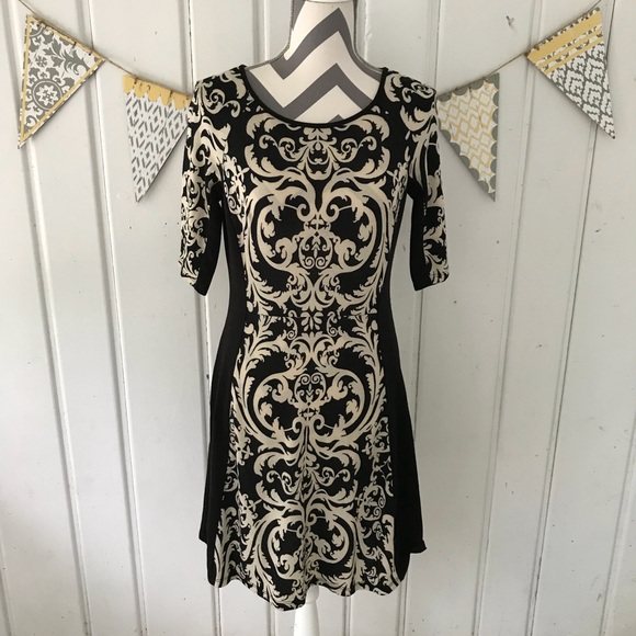 Roz & Ali Dresses & Skirts - Roz & Ali Black & Cream Damask Knit Dress